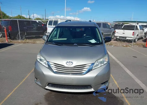 2016 Toyota Sienna Le 8 Passenger z USA, uszkodzony, nr VIN 5TDKK3DC3GS735927